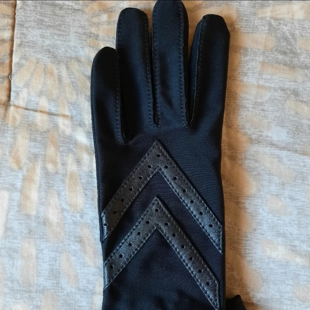 Women's stretch spandex black NWOT gloves. - Picture 2 of 9